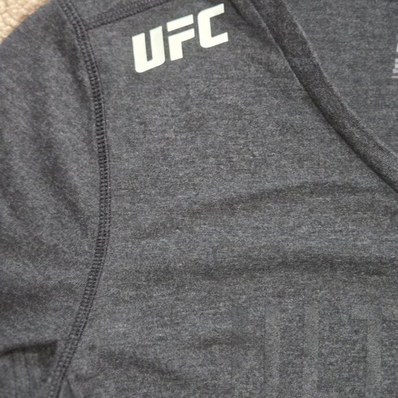 NWT Reebok Women’s UFC T Shirt Short Sleeve V Neck Gray Size M - Picture 4 of 12